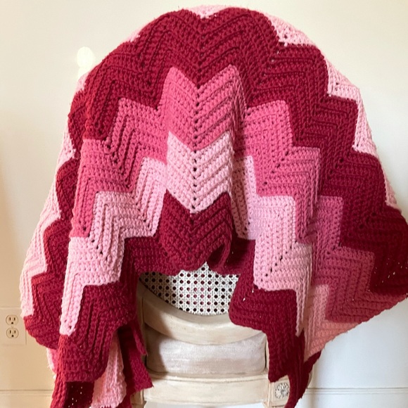Vintage Handmade Afghan Adorable shades of Pink 🌺 - Picture 11 of 16